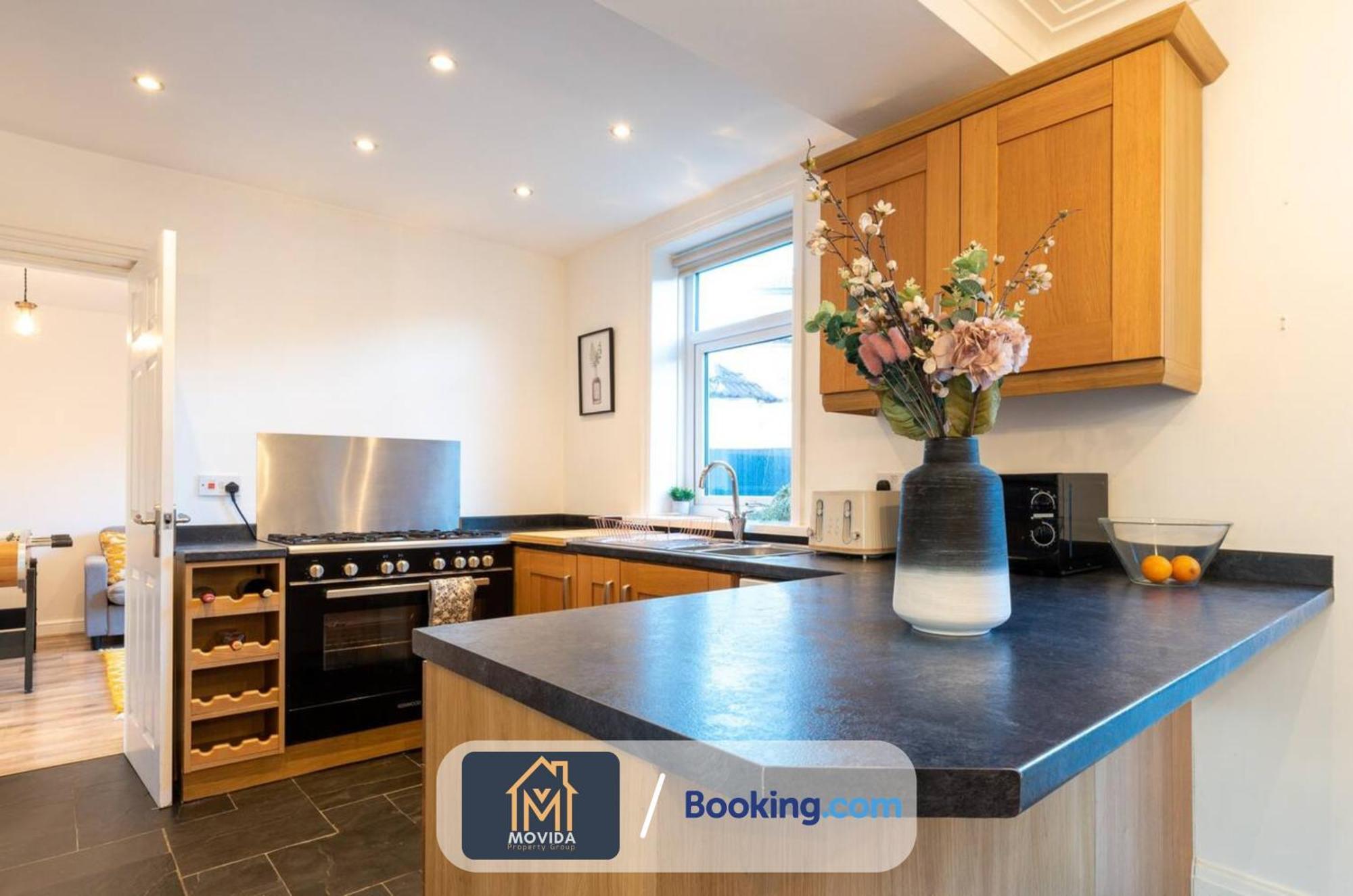 Large Modern 6 Bedroom House By Movida Property Group Short Lets & Serviced Accommodation With Games Room Leeds  Zewnętrze zdjęcie